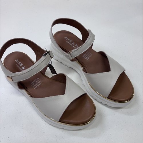Alfie & Evie Happening Leather Sandal - Cream [Size: 39]