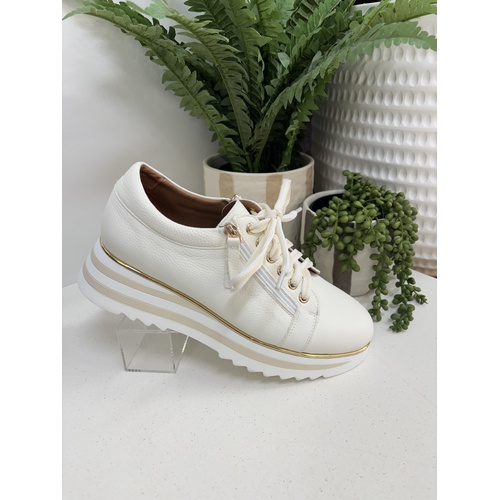 Alfie & Evie Hosting W Sneaker - Off White [Size: 38]